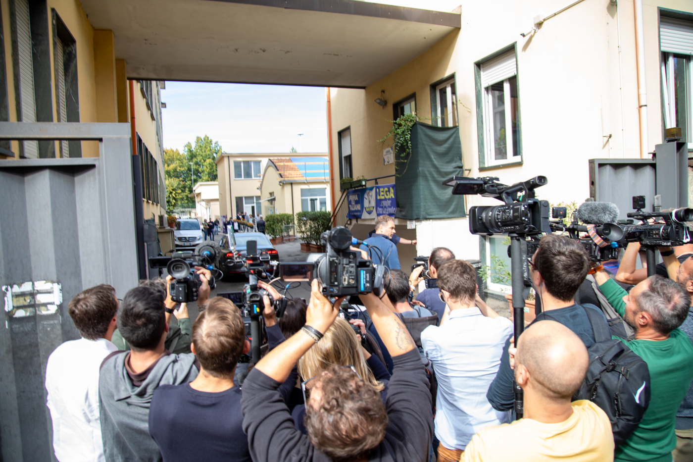 Allarme bomba nella sede della Lega a Milano Allarme bomba nella sede della Lega a Milano