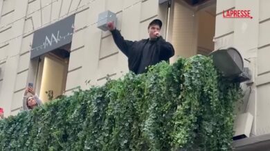 Sanremo 2026: Fedez-Masini al balcone cantano con i fan