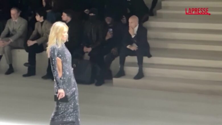 Kate Moss torna in passerella a Milano per Gucci