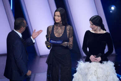 Carlo Conti, Irina Shayk e Laura Pausini durante la 76ª edizione del Festival della Canzone Italiana di Sanremo al Teatro Ariston (Foto di Marco Alpozzi/LaPresse)