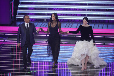 Carlo Conti, Irina Shayk e Laura Pausini durante la 76ª edizione del Festival della Canzone Italiana di Sanremo al Teatro Ariston (Foto di Marco Alpozzi/LaPresse)