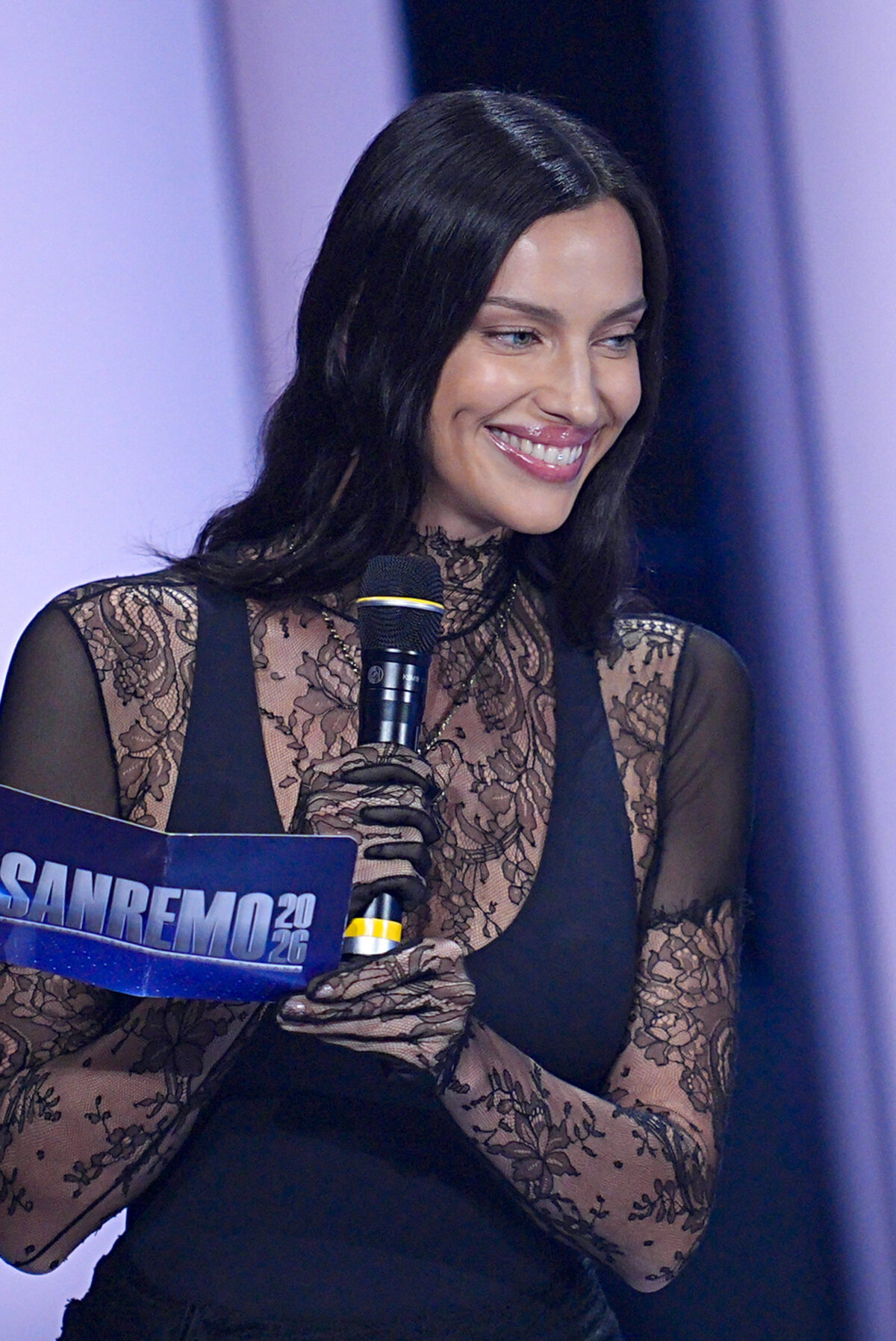 Galleria foto 'Irina Shayk a Sanremo 2026, i look della terza serata:  le foto' - foto 4