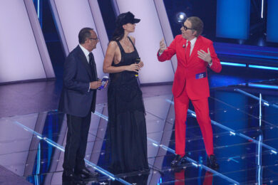 Carlo Conti , Irina Shayk e Lapo Elkann (imitato da Ubaldo Pantani) durante la 76ª edizione del Festival della Canzone Italiana di Sanremo al Teatro Ariston (Foto di Marco Alpozzi/LaPresse)
