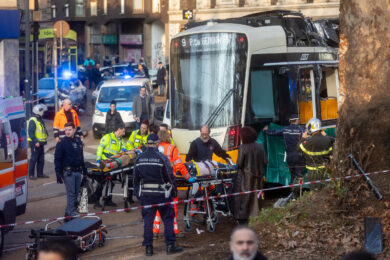 Tram deragliato a Milano, due morti e 38 feriti – La diretta