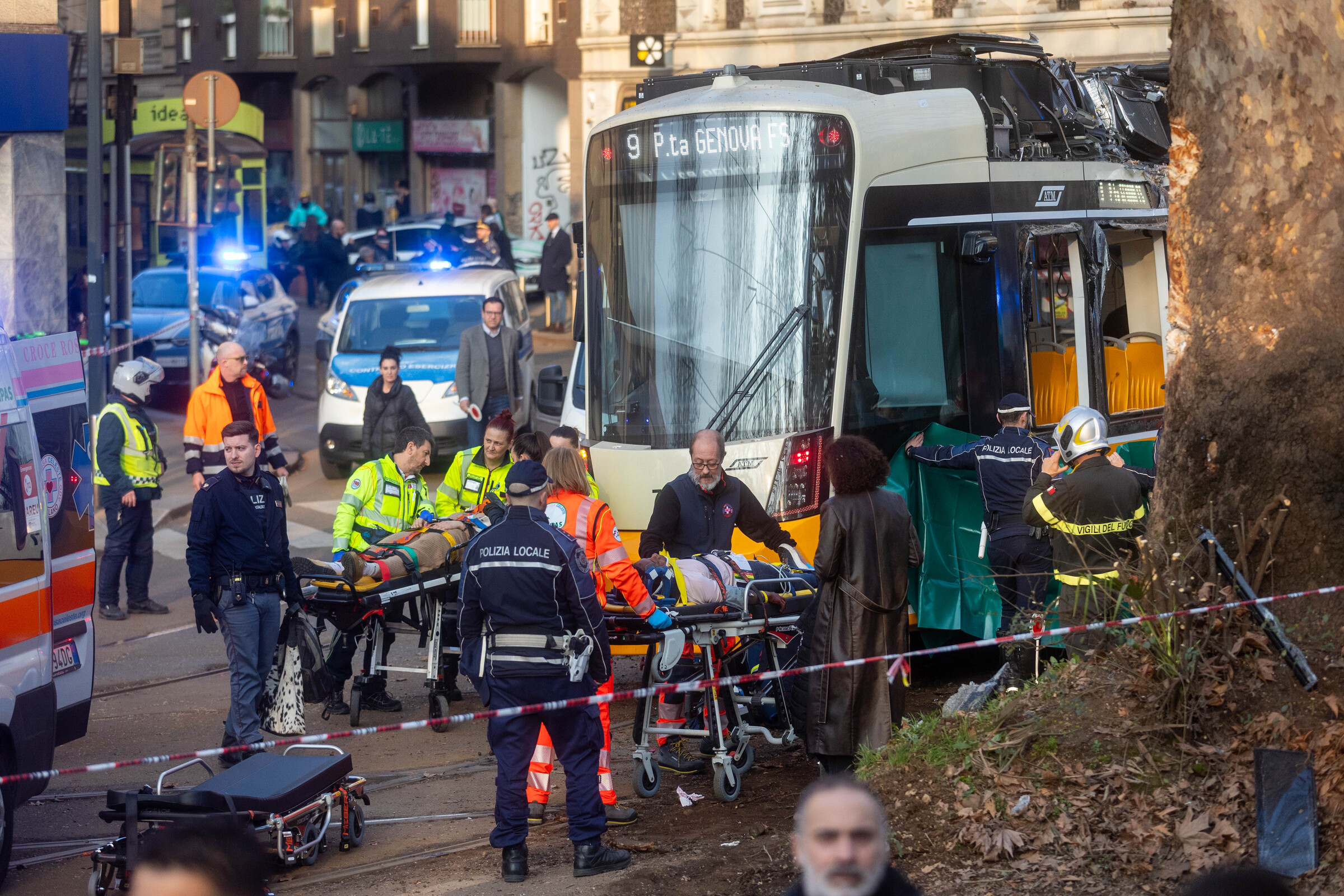 Tram deragliato a Milano, due morti e 38 feriti – La diretta Tram deragliato a Milano, due morti e 38 feriti – La diretta