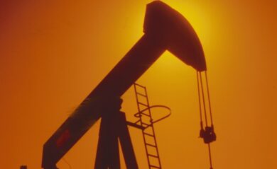 Iran, attacco Usa-Israele spaventa i mercati: possibile boom per il prezzo del petrolio