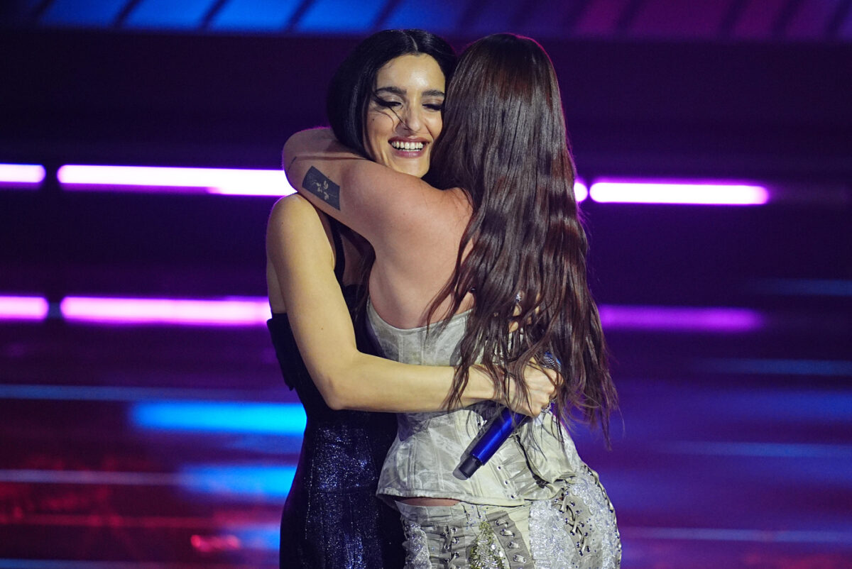 Sanremo 2026, il bacio tra Levante e Gaia ma la Rai non lo inquadra