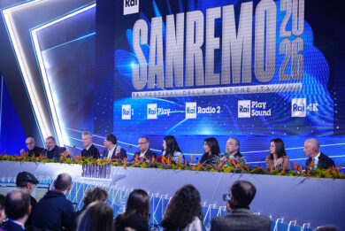 Sanremo 2026, Conti: “Notizie guerra terribili, ricordiamo parole Papa Francesco”. E annuncia: “Potrei continuare”