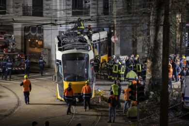 Tram deragliato a Milano, la Procura indaga sul sistema frenante “a uomo morto”