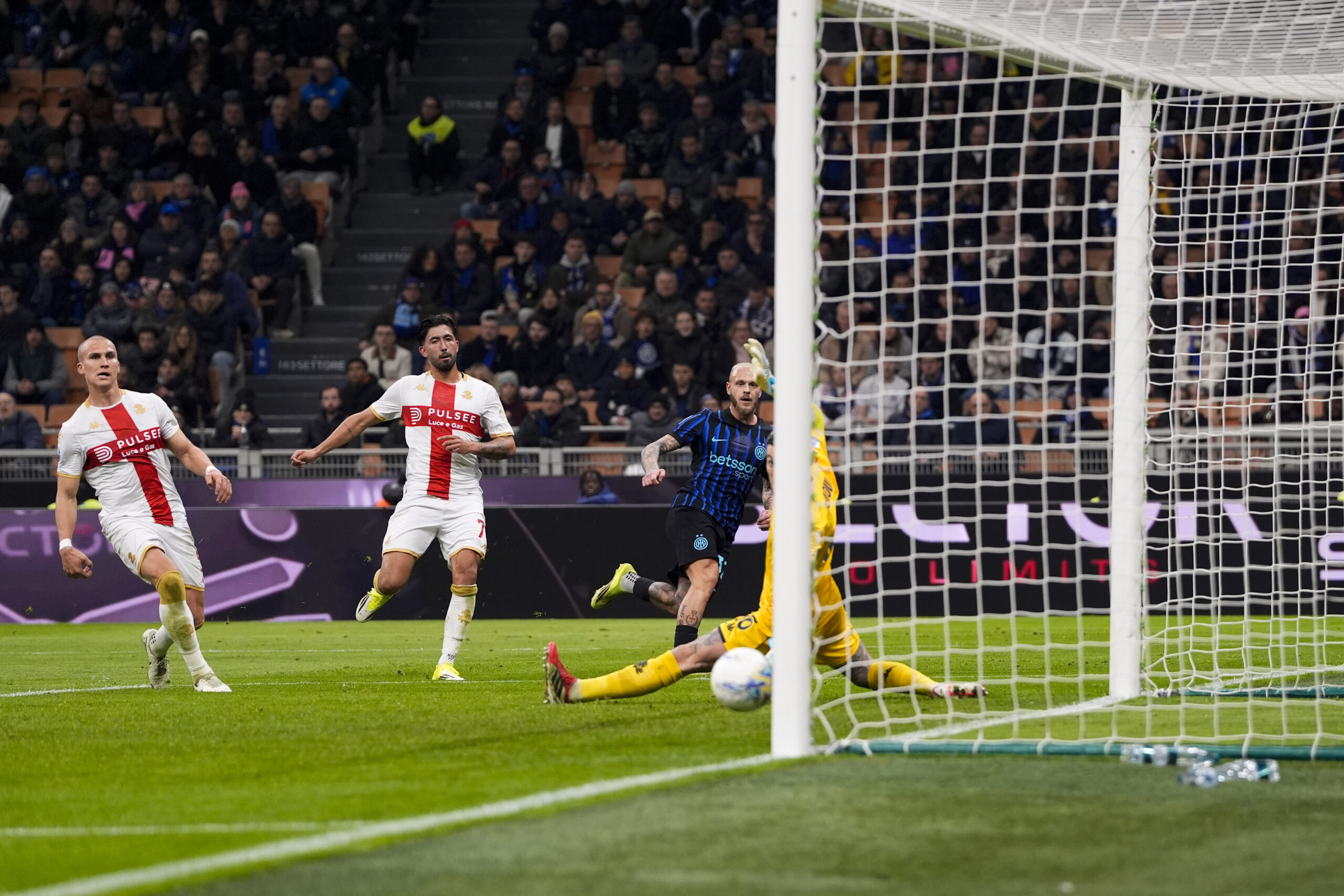 Inter-Genoa 2-0, i nerazzurri continuano la volata verso lo scudetto Inter-Genoa 2-0, i nerazzurri continuano la volata verso lo scudetto