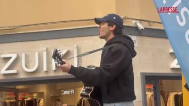 Sanremo 2026, Fulminacci canta per strada 'Stupida fortuna': folla per il cantautore romano