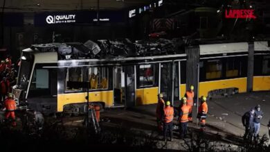 Tram deragliato a Milano, le prime immagini durante e dopo la rimozione del mezzo Atm