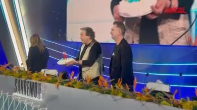 Sanremo 2026, Tullio De Piscopo riceve una torta in sala stampa