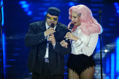 Sanremo 2026, la quarta serata in diretta: all’Ariston è il turno delle cover. Alessandro Siani è ‘Mister X’. A sorpresa Gianni Morandi sul palco con il figlio