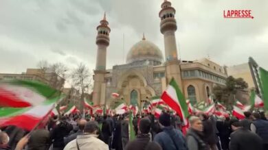 Attacco all'Iran, in centinaia in piazza a Teheran per protestare contro Usa e Israele
