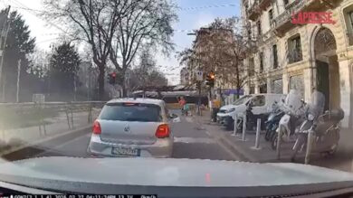 Tram deragliato a Milano, il conducente: "Mi sono sentito male"