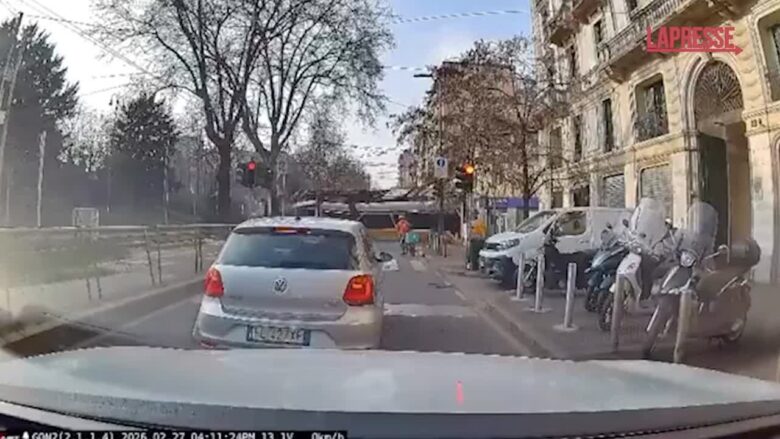 Tram deragliato a Milano, il conducente: "Mi sono sentito male"