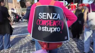 Ddl violenza donne, centri antiviolenza in corteo a Roma: “Senza consenso è stupro”