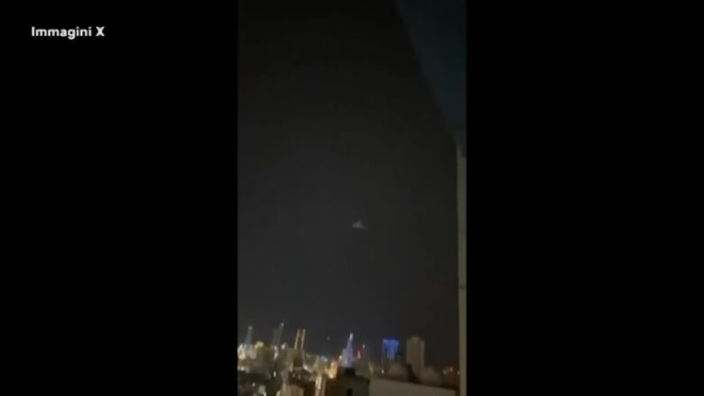 Attacco all’Iran, drone di Teheran si schianta contro hotel in Bahrein: l’esplosione ripresa da una stanza