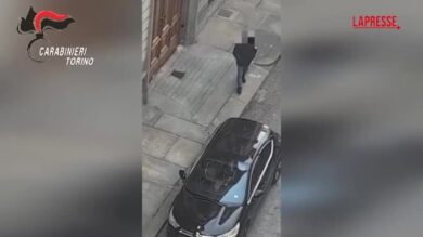 Torino, segue da terrazzo di casa un furto su un'auto e fa arrestare l'autore