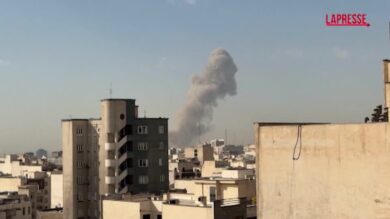 Israele e Usa attaccano l'Iran, le prime immagini del raid: colonne di fumo a Teheran