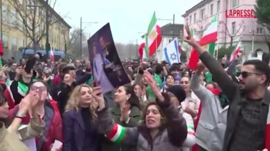 Attacco all'Iran, a Milano festeggiamenti e brindisi davanti al consolato della Repubblica Islamica
