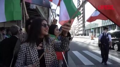 Attacco all'Iran, sostenitori di Palavi sventolano bandiere davanti all'ambasciata a Tokyo