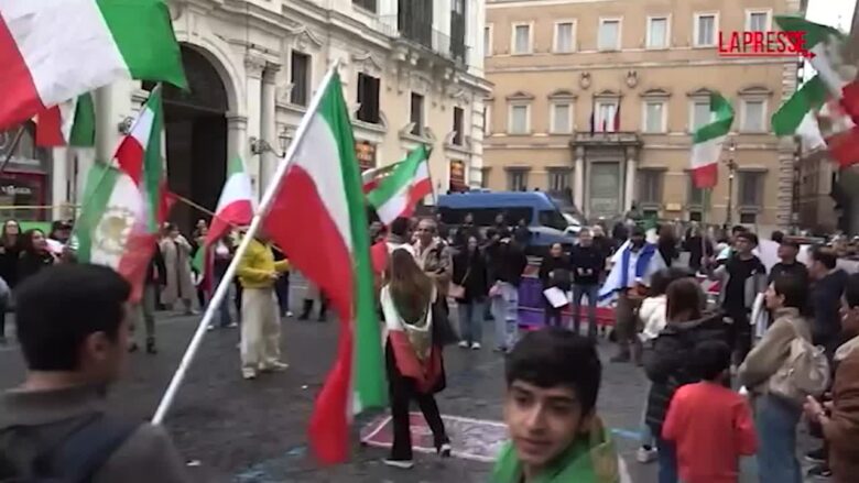 Iran, la comunità iraniana a Roma festeggia la morte di Khamenei