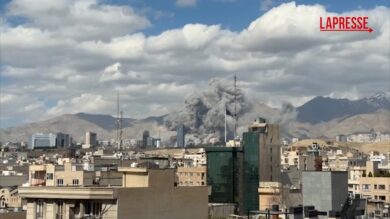 Attacco all'Iran, colonna di fumo si alza nel centro di Teheran