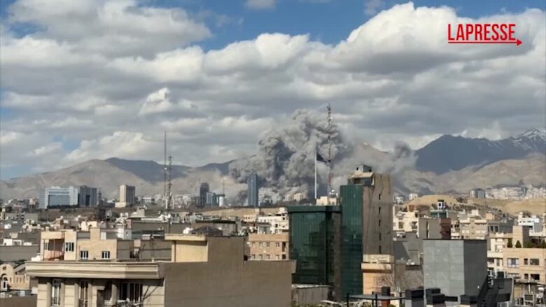 Attacco all'Iran, colonna di fumo si alza nel centro di Teheran