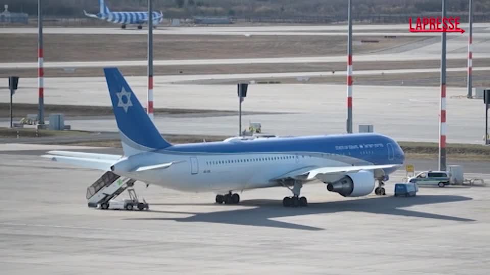 Attacco all’Iran, l’aereo di Stato israeliano ‘Wing of Zion’ è stato trasferito all’aeroporto di Berlino Attacco all’Iran, l’aereo di Stato israeliano ‘Wing of Zion’ è stato trasferito all’aeroporto di Berlino