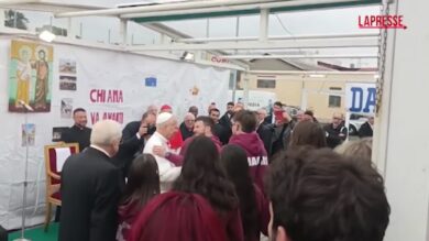 Papa Leone XIV, al Quarticciolo l'abbraccio con i ragazzi, poi firma un pallone da calcio