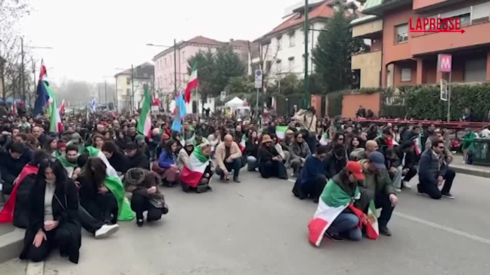 attacco iran a milano un minuto di silenzio per le vittime della repressione da Lapresse.it attacco iran a milano un minuto di silenzio per le vittime della repressione