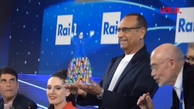 Sanremo 2026, Carlo Conti saluta la sala stampa alla fine del suo ultimo Festival