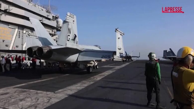Attacco Iran, il video dell'esercito Usa che mostra il decollo dei jet e i missili lanciati dalle portaerei