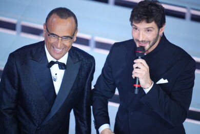 Sanremo 2026, Conti saluta il Festival e parte il corso De Martino