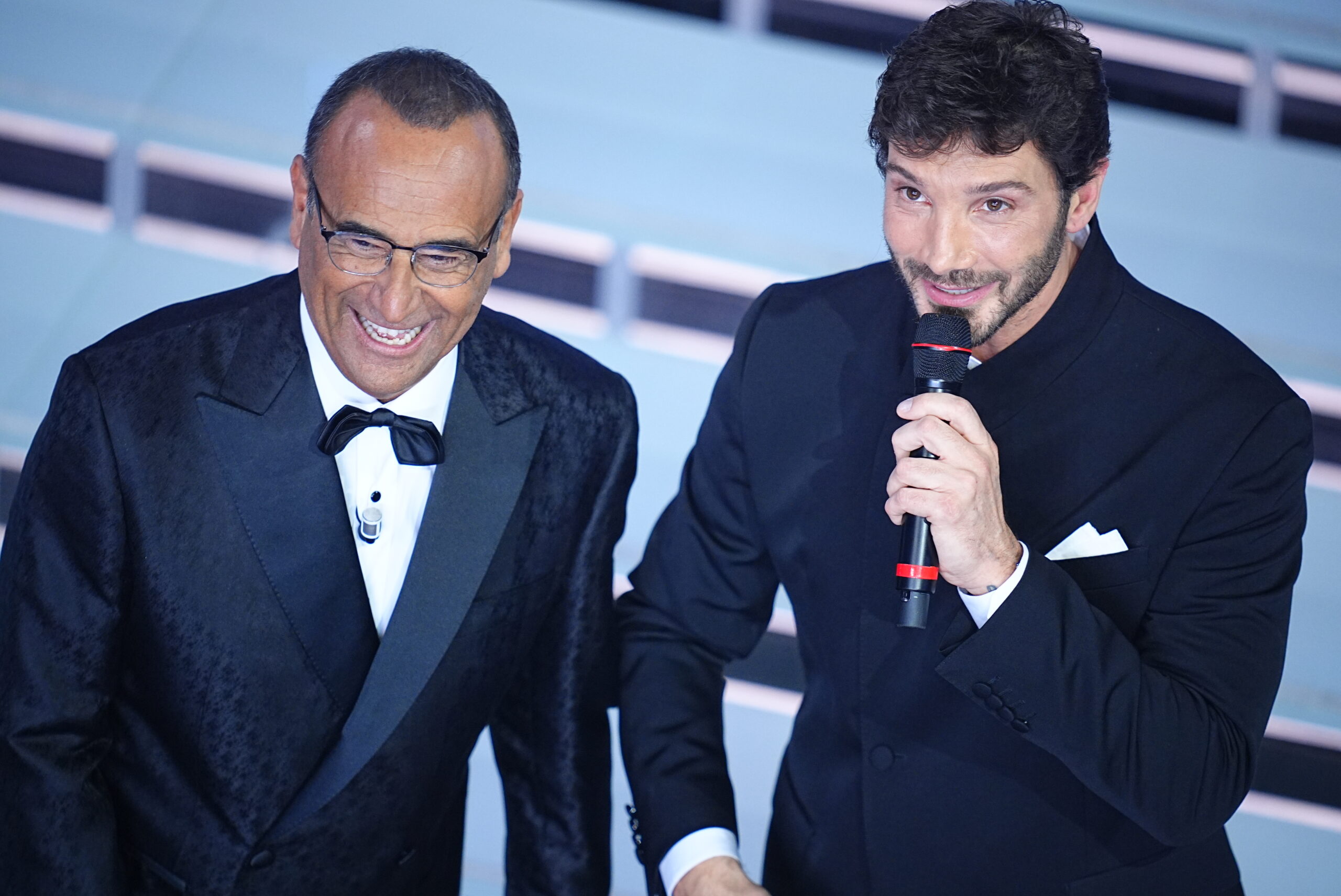 Sanremo 2026, Conti saluta il Festival e parte il corso De Martino