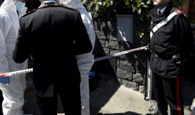 Salerno, 60enne trovato morto in casa: fermata la moglie, indagata per omicidio