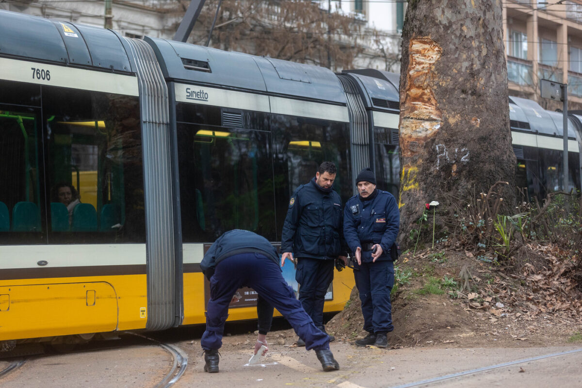 Galleria foto 'Tram deragliato, il precedente a Roma nel 2001: le analogie' - foto 1