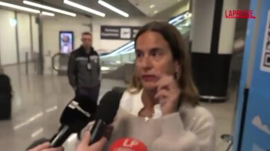 Iran, a Fiumicino i primi 127 italiani bloccati nel Golfo: "Vissuti momenti di grande paura"