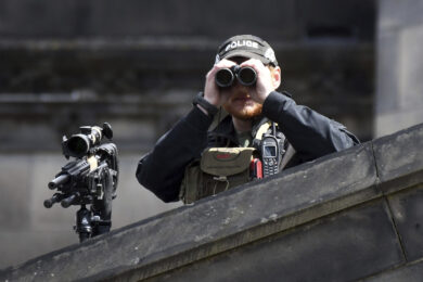 Edimburgo, allarme per un uomo armato di coltello: ferite due persone
