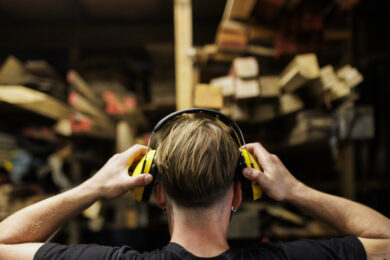 L’udito cala anche nei giovani, i numeri in Italia tra costi e stigma