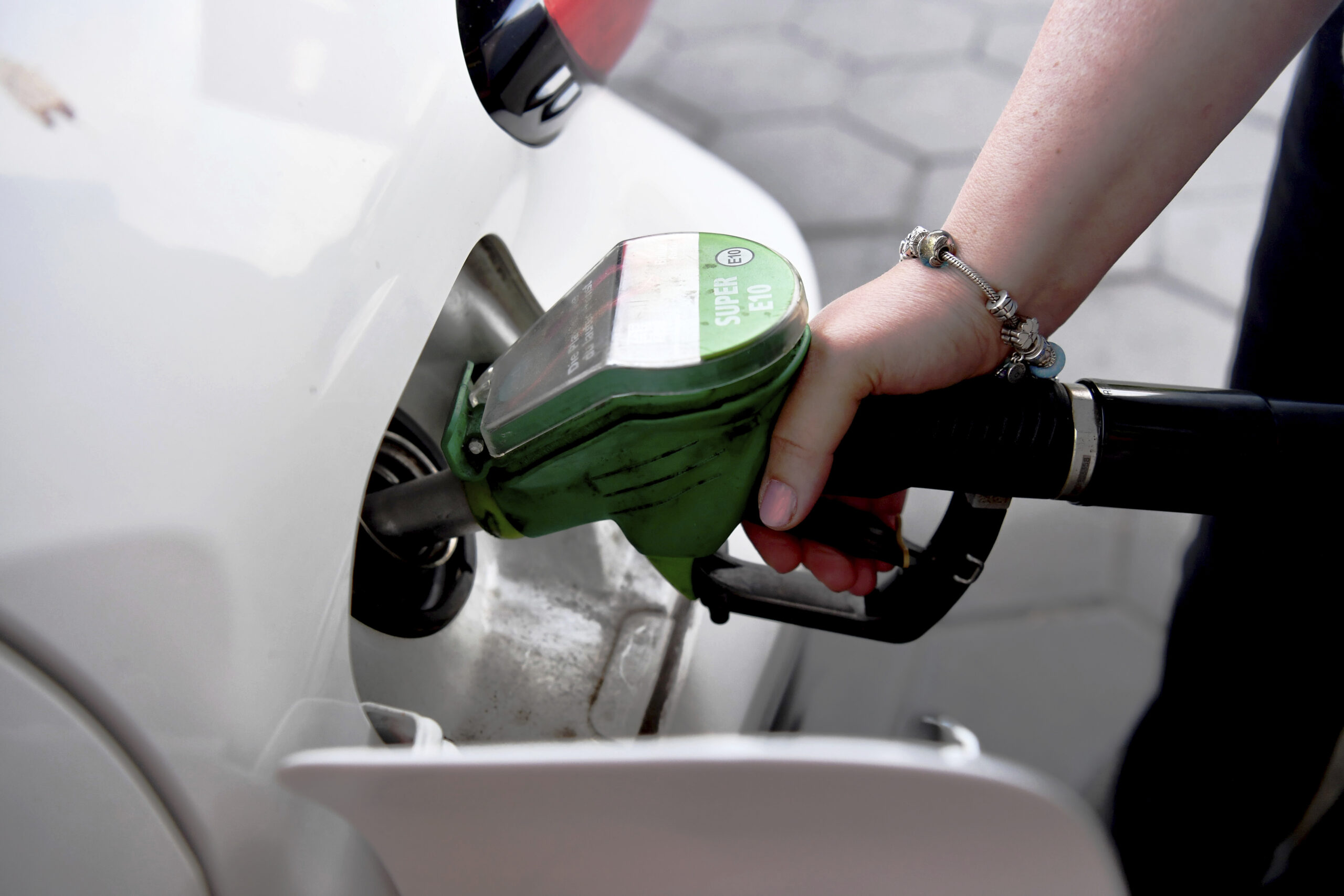 Iran, greggio verso 80 dollari. Con lo stop di QatarEnergy vola il prezzo del gas