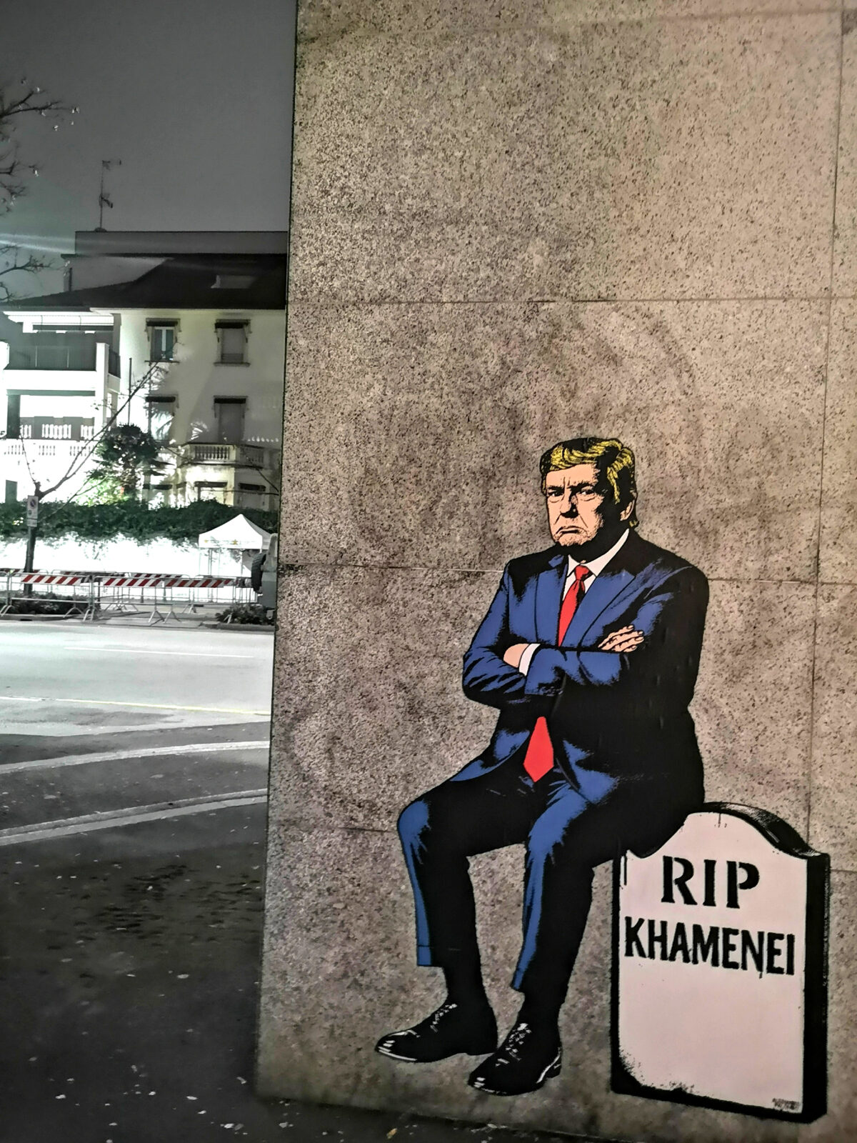 Iran, al Consolato a Milano il murale di Trump seduto sulla lapide di Khamenei
