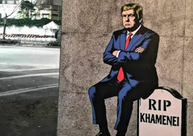 Iran, al Consolato a Milano il murale di Trump seduto sulla lapide di Khamenei