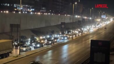 Libano, migliaia in fuga da Beirut dopo gli attacchi israeliani