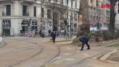Tram deragliato a Milano, i rilievi tecnici sul luogo dell'incidente