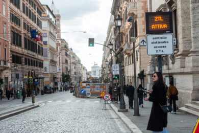 Roma, tassa Ztl per auto elettriche fa discutere: le associazioni promettono battaglia