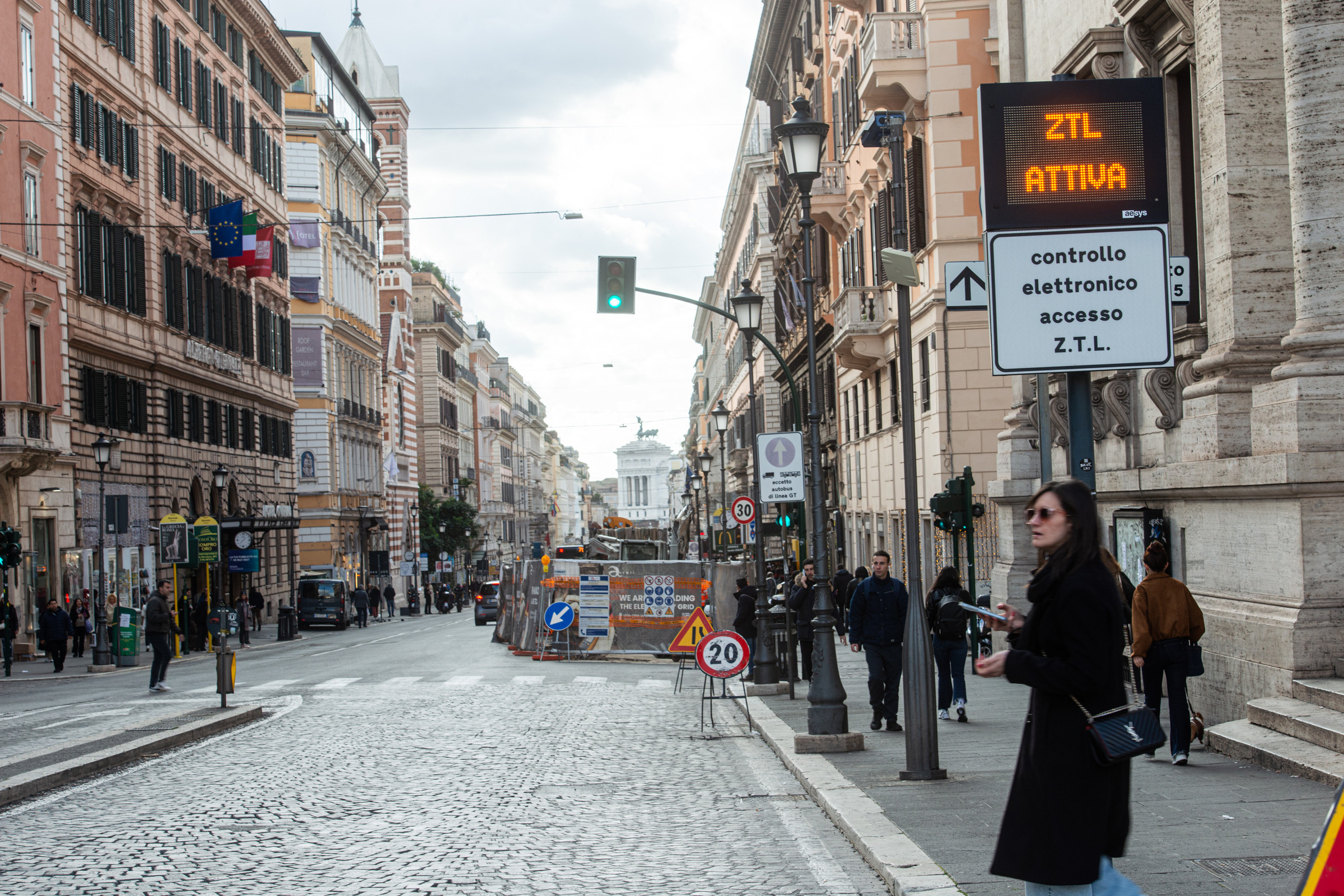 Roma, tassa Ztl per auto elettriche fa discutere: le associazioni promettono battaglia
