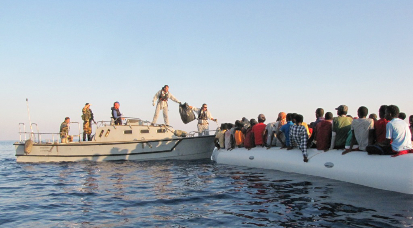 Migranti, 100 persone alla deriva nel Mediterraneo Migranti, 100 persone alla deriva nel Mediterraneo